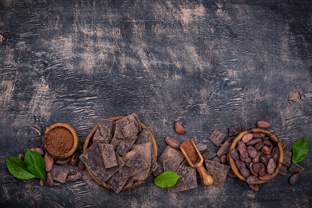 Natuurlijk cacaopoeder, cacaobonen en chocolade