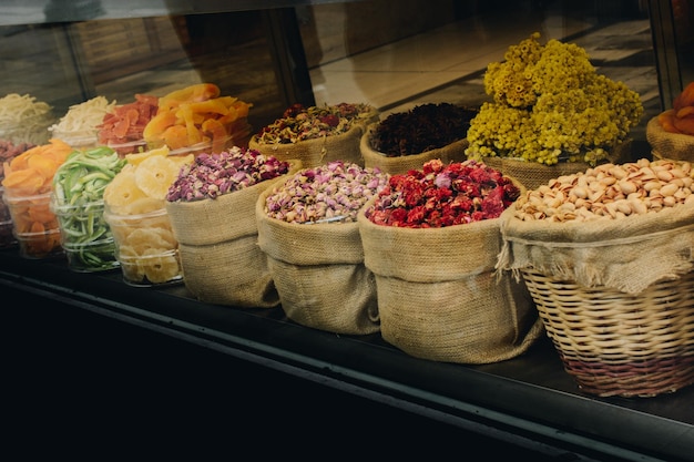 Foto natuurlijk droog fruit wordt op een markt verkocht