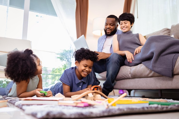 Natuurlijk en ontspannen familie spelen met speelgoed