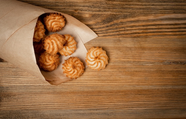 Natuurlijk gebakken kokoskoekjes of kokosmakronen. huisgemaakte dieetkoekjes met kokoschips