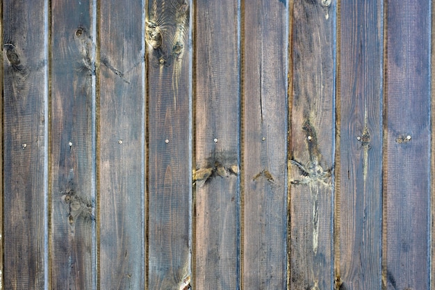 Natuurlijk geknoopt bruin houten hek