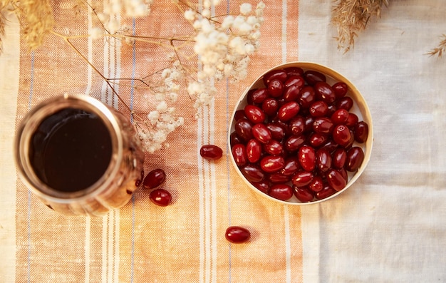 Natuurlijk gezond kalmerend drankje met kornoeljebes Gezonde herfstvoeding Pastelkleuren met kopieerruimte Gezonde biologische voeding Vitamine thee Hoge kwaliteit foto