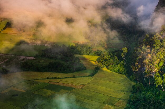 Natuurlijk is nog steeds zuiverheid en mooi in Vang Vieng, Laos.