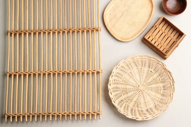 Natuurlijk keukenapparaat van rotan, bamboe en houten schotel, Go Green-concept voor een duurzaam milieu