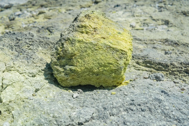 Natuurlijk kristallijn zwavelgoudklompje op een vulkanisch solfatarisch veld