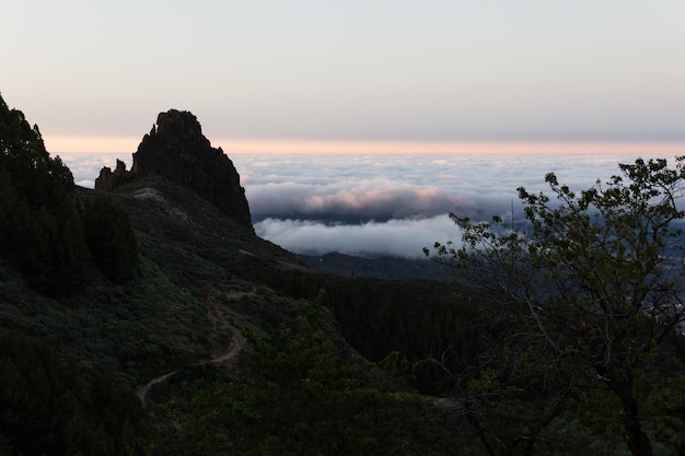 Natuurlijk landschap door Pico de las Nieves bij zonsondergang in Gran Canaria, Spanje Lage zware bewolking