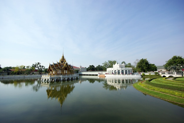 natuurlijk landschap met Thais paleis