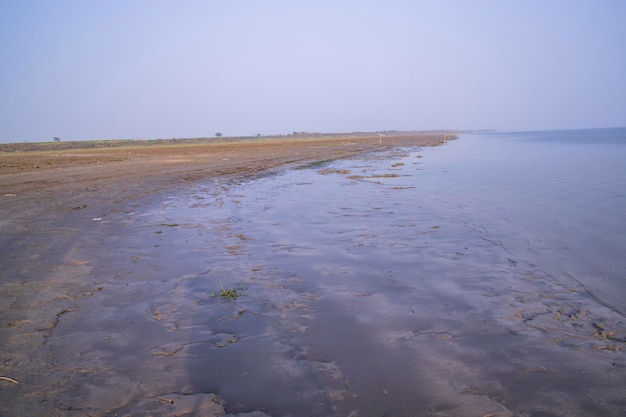 Natuurlijk landschap uitzicht op de oever van de Padma rivier met The Blue water