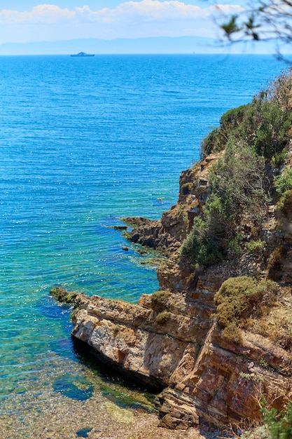 Natuurlijk landschap van de rotsachtige kust van de Zwarte Zee in Turkije.