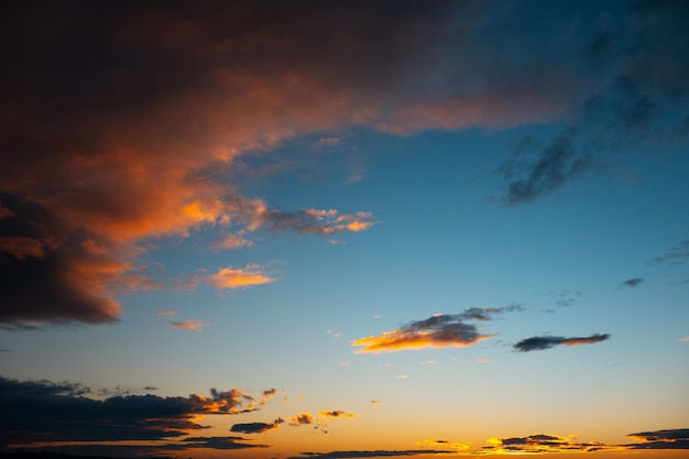 Natuurlijk landschap van prachtige zonsondergang met kleurrijke lucht