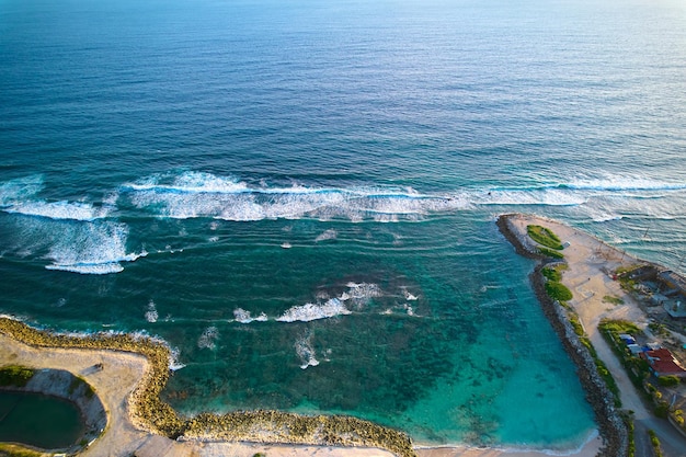 Natuurlijk landschap vanaf een drone over het strand van Melasti op het eiland Bali