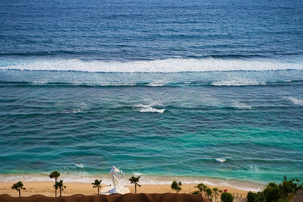 Foto natuurlijk landschap vanuit een drone over het strand van melasti op het eiland bali