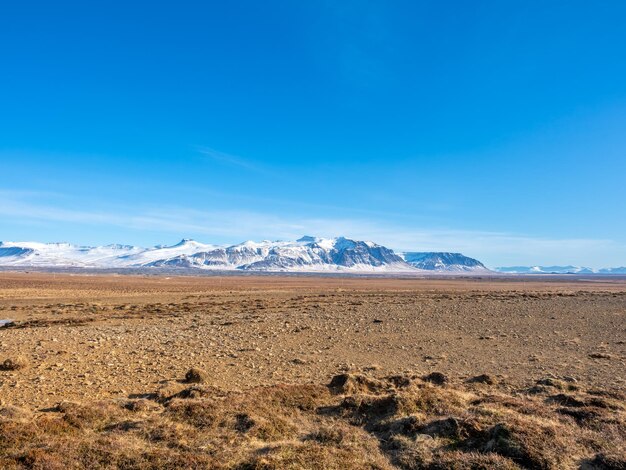 Natuurlijk schilderachtig uitzicht op bergen en veld in het winterseizoen in IJsland