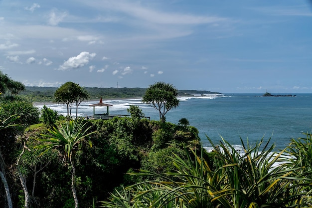 Natuurlijk uitzicht op de kust in Indonesië bij zonnig weer