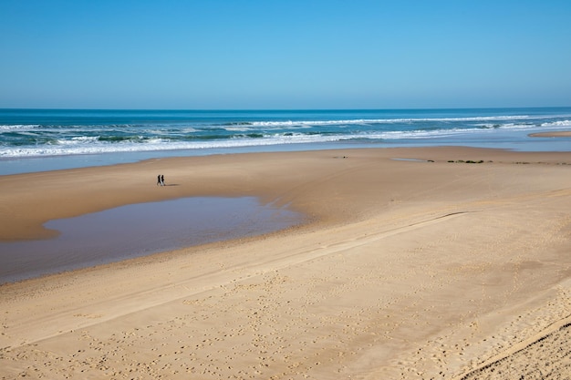 Natuurlijk uitzicht op de prachtige zee zandstrand kust op zonnige dag