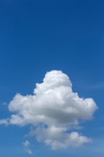 Foto natuurlijk wolkenlandschap voor het zomerseizoen