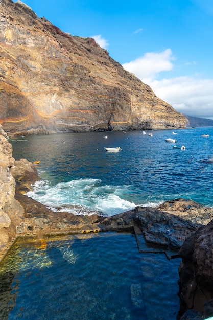 Natuurlijk zeezwembad in de baai van Puerto de Puntagorda, het eiland La Palma, Canarische Eilanden. Spanje