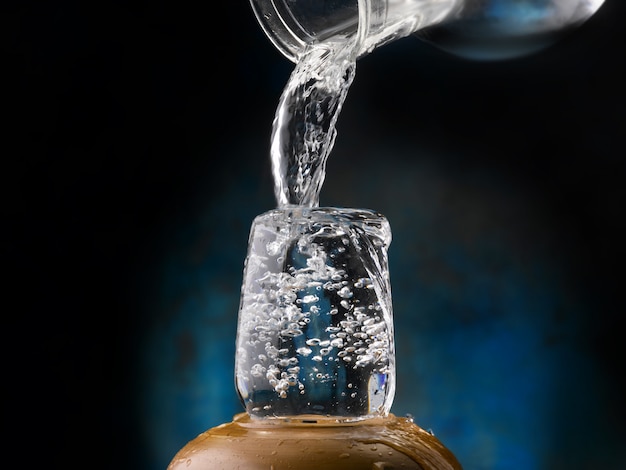 Natuurlijk zoet water gegoten in een glas