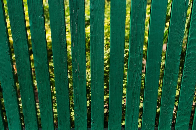 Natuurlijke abstracte achtergrond van houten hek van groene kleur