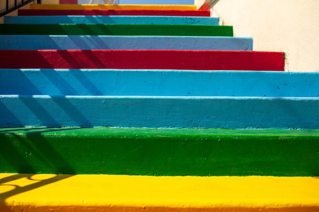 Natuurlijke abstracte achtergrond van kleurrijke straat trappen. Close-up bekijken.