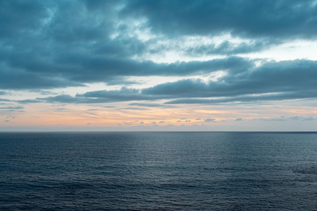 Natuurlijke achtergrond landschap van de Middellandse Zee bij zonsondergang