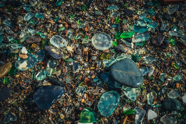 Natuurlijke achtergrond met een close-up van zeeglas op zand