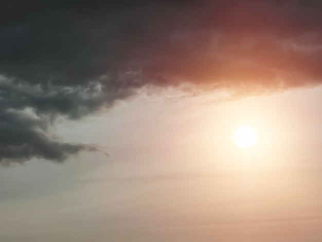 Natuurlijke achtergrondhemel Hemelse sereniteit Cirruswolken De lucht in zachte tinten schilderen