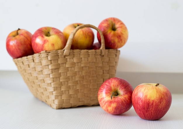 natuurlijke appels en een mand