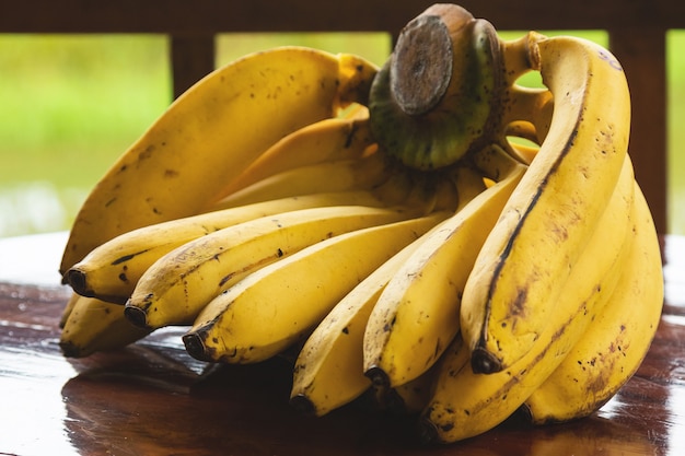 Natuurlijke biologische bananen op houten tafel