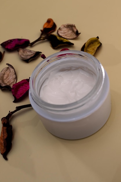 Natuurlijke biologische cosmetica handgemaakte zelfgemaakte crème in glazen verpakking met bloemengrediënten
