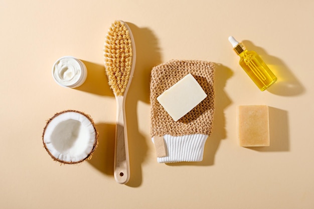 Natuurlijke biologische cosmetische producten voor lichaams- en gezichtsverzorging op beige achtergrond