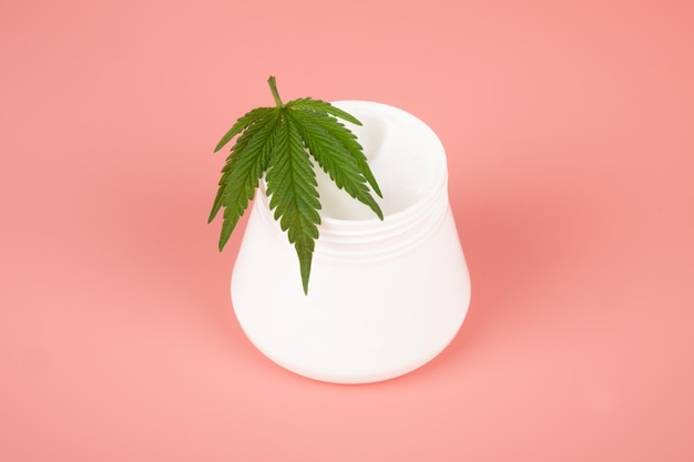 Natuurlijke biologische marihuana-cosmetica schoonheids- en huidverzorgingsconcept met behulp van de medische eigenschappen van biologische cannabiscrème