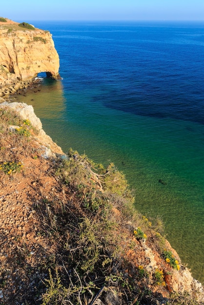 Natuurlijke boog in klif. Zomer uitzicht op de Atlantische rotskust in de buurt van strand Praia da Afurada (Lagoa, Algarve, Portugal).