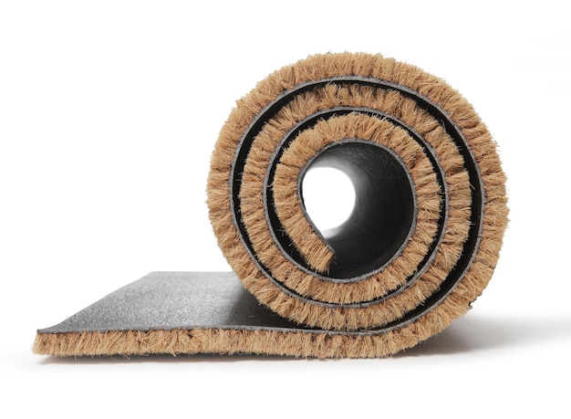 Natuurlijke bruine deurmat van kokosvezel Gewoon natuurlijk droog tapijt en vuil buiten uw ingang Detailclose-up van vezels en basis op witte achtergrond