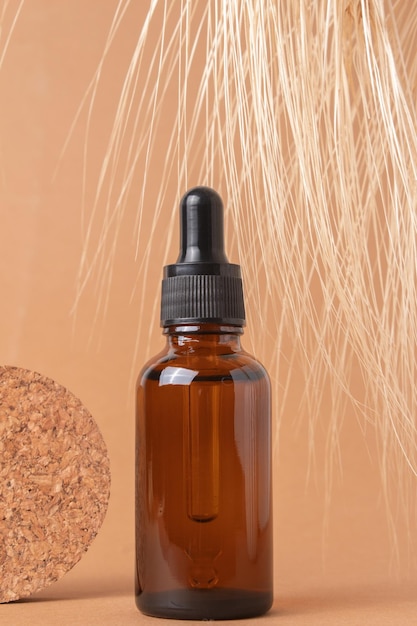 Natuurlijke cosmetica gemaakt van tarwe en gerst Cosmetische fles met serum en tarweoren op beige achtergrond