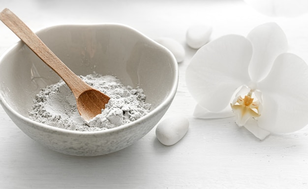 Natuurlijke cosmetica voor spa-behandelingen thuis of in de salon, gezichtsmasker thuis.