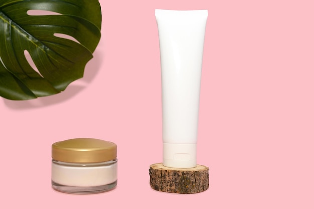 Natuurlijke cosmetische crème in glazen en plastic verpakkingen Huidcrème Op een roze achtergrond