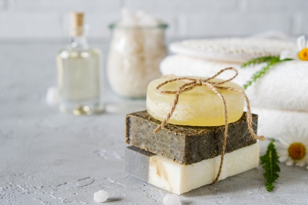 Natuurlijke cosmetische olie en natuurlijke handgemaakte zeep met luffa. Gezonde huidverzorging. SPA concept