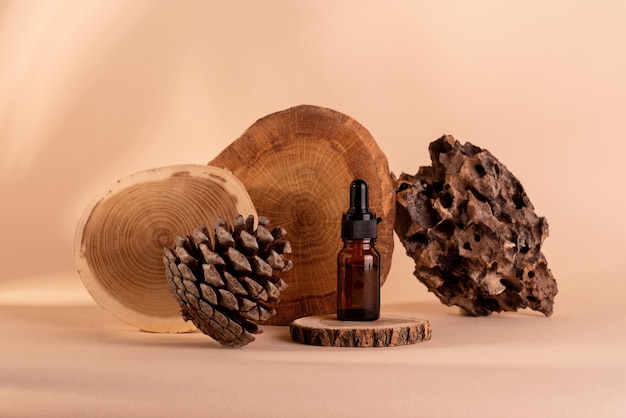 Natuurlijke cosmetische olie in donkere fles houten eiken extract in gezondheidsproduct