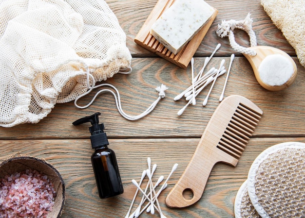 Foto natuurlijke cosmetische producten zonder afval op een vlakke houten achtergrond