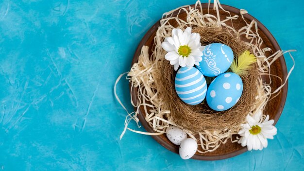 Natuurlijke decoratie vrolijk pasen beschilderde eieren nest