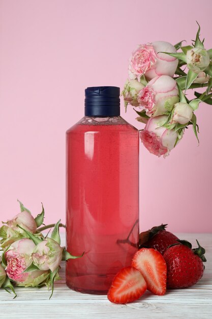 Natuurlijke douchegel en ingrediënten tegen roze achtergrond