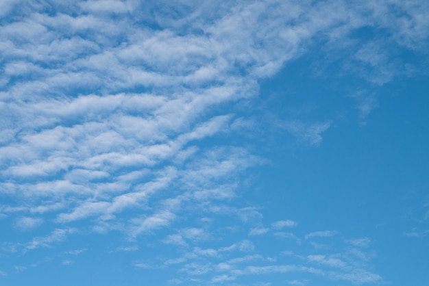 Natuurlijke duidelijke blauwe hemel met sommige wolken voor achtergrond of achtergrondvrijheidsconcept