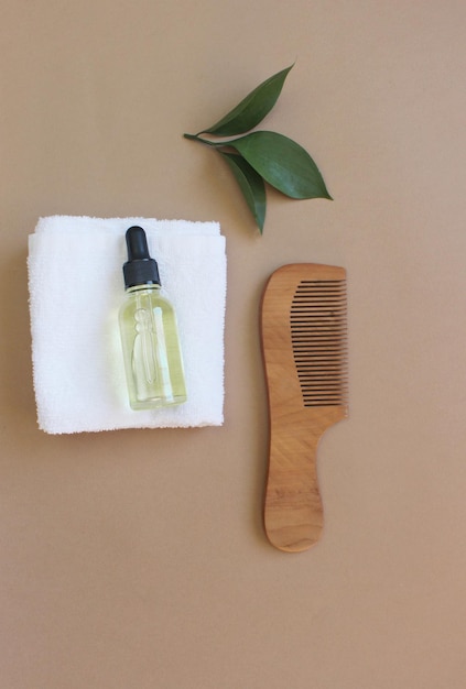 Natuurlijke eco- en biologische cosmeticaproducten voor haarverzorging en gezichtsbehandeling. houten haarborstel, etherische olie.