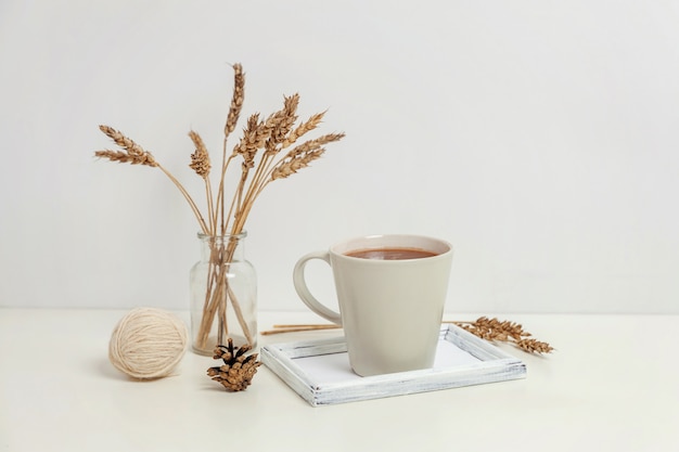 Natuurlijke eco home decor met kop koffie en kaars op houten dienblad