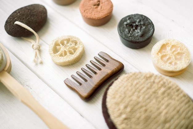 Foto natuurlijke eco schoonheid handgemaakte kruidenzeep luffa spons klei voor het maken van gezichts- of lichaamsmasker