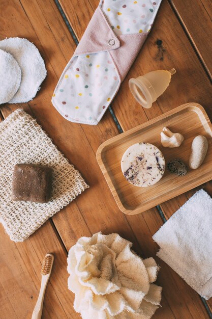 Natuurlijke en ecologische producten voor persoonlijke hygiëne voor vrouwen in natuurlijke houten basis Zero waste concept