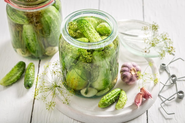 Natuurlijke en gezonde gepekelde komkommer in pot met kruiden