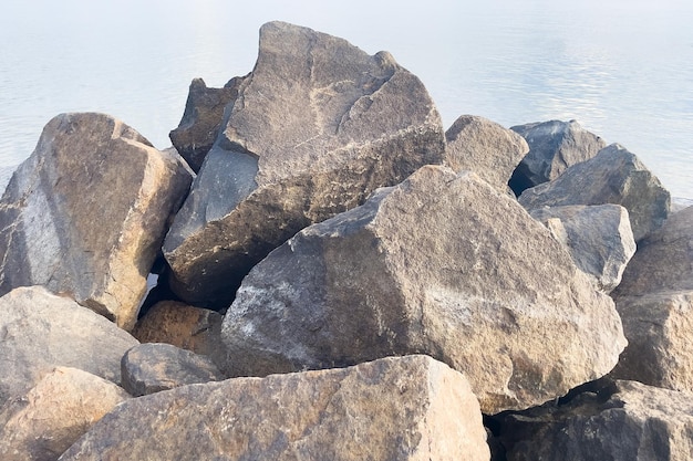 Natuurlijke enorme stenen aan de kust