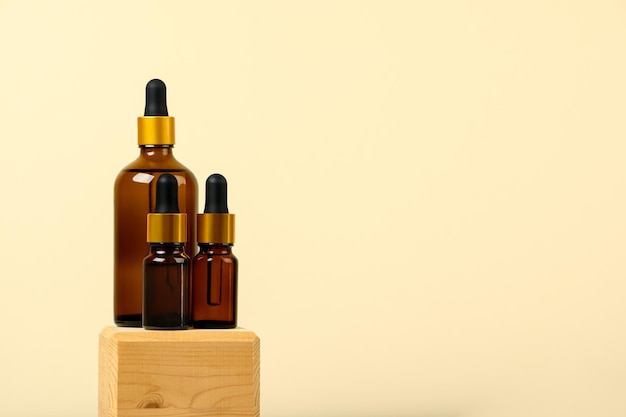 Natuurlijke etherische olie, serum in een bruine glazen fles met een pipet op een houten podium met een kopieerruimte. alternatieve geneeskunde, aromatisch schoonheidsverzorgingsproduct. vloeibaar geurproduct. ruimte kopiëren.